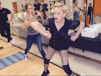 Madonna nosí na kolenách podporné bandáže a opätky vymenila za pohodlné tenisky.