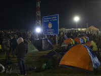 Účastníci pokojnej štvrtkovej demonštrácie pri hraniciach požadovali otvorenie hraníc Účastníci pokojnej štvrtkovej demonštrácie pri hraniciach požadovali otvorenie hraníc