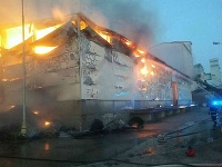 V Dunajskej Strede vypukol požiar haly na výrobu peliet.