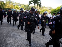 Ťažko ozbrojená polícia a vojaci v Salvádore si vynútili vstup do parlamentu