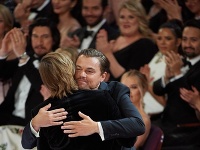Medzi Bradom Pittom a Leonardo DiCapriom je pevné priateľské puto. 