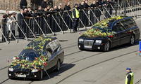 Pohrebné autá s pozostatkami poľského prezidenta a jeho manželky