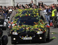 Pohrebné autá s pozostatkami poľského prezidenta a jeho manželky