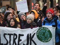 Švédska klimatická aktivistka Greta Thunbergová (uprostred) počas piatkového klimatického protestu v Štokholme Švédska klimatická aktivistka Greta Thunbergová (uprostred) počas piatkového klimatického protestu v Štokholme