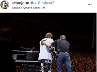 Elton John sa fanúšikom na instagrame ospravedlnil a poďakoval im za ich podporu. 