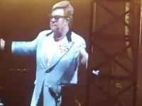 Elton John musel svoj koncert predčasne ukončiť 