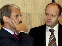 Na snímke vtedajší premiér Mikuláš Dzurinda (vľavo) a minister hospodárstva Pavol Rusko Na snímke vtedajší premiér Mikuláš Dzurinda (vľavo) a minister hospodárstva Pavol Rusko