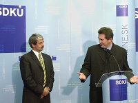 Na snímke Mikuláš Dzurinda a Ivan Šimko