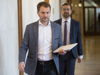 Na snímke poslanci Národnej rady SR zľava Igor Matovič a Marek Krajčí (obaja OĽaNO) Na snímke poslanci Národnej rady SR zľava Igor Matovič a Marek Krajčí (obaja OĽaNO)