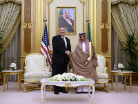 Americký minister zahraničných vecí Mike Pompeo sa stretol so saudskoarabským kráľom Salmánom. Americký minister zahraničných vecí Mike Pompeo sa stretol so saudskoarabským kráľom Salmánom.