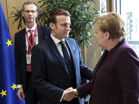 Francúzsky prezident Emmanuel Macron sa zdraví s nemeckou kancelárkou Angelou Merkelovou Francúzsky prezident Emmanuel Macron sa zdraví s nemeckou kancelárkou Angelou Merkelovou