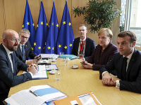 Predeseda Európskej rady Charles Michel (vľavo) hovorí s francúzskym prezidentom  Emmanuelom Macronom (vpravo) a nemeckou kancelárkou Angelou Merkelovou (druhá sprava)