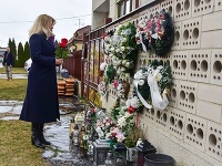 Prezidentka Zuzana Čaputová si v deň druhého výročia vraždy novinára Jána Kuciaka a jeho snúbenice Martiny Kušnírovej uctila ich pamiatku vo Veľkej Mači Prezidentka Zuzana Čaputová si v deň druhého výročia vraždy novinára Jána Kuciaka a jeho snúbenice Martiny Kušnírovej uctila ich pamiatku vo Veľkej Mači