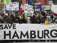 Švédska klimatická aktivistka Greta Thunbergová (uprostred) počas klimatického štrajku za ochranu klímy pod heslom Piatky za budúcnosť v Hamburgu Švédska klimatická aktivistka Greta Thunbergová (uprostred) počas klimatického štrajku za ochranu klímy pod heslom Piatky za budúcnosť v Hamburgu