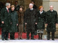Prezidenti USA a Ruska George Bush a Vladimir Putin v sprievode vtedajšieho prezidenta SR Ivana Gašparoviča, na snímke sú spoločne s manželkami