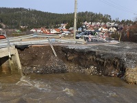 Strhnutý a poškodený dočasný most cez potok Mlynica na ceste medzi Svitom a Lopušnou dolinou 