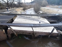 Strhnutý a poškodený dočasný most cez potok Mlynica na ceste medzi Svitom a Lopušnou dolinou 