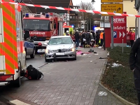 Svedkovia však opísali, že vodič v pondelok okolo 14:30 obchádzal bariéru a potom sa rozbehol na plný plyn smerom k davu Svedkovia však opísali, že vodič v pondelok okolo 14:30 obchádzal bariéru a potom sa rozbehol na plný plyn smerom k davu
