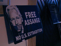 Účastníci počas protestného zhromaždenia proti vydaniu zakladateľa portálu WikiLeaks Juliana Assangea 