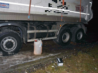 Zlodeji vypáčili uzáver na palivovej nádrži nákladného auta a odčerpávali naftu do 50-litrového kanistra