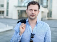 Alexander Bárta mal v minulosti vážny úraz. Alexander Bárta mal v minulosti vážny úraz.