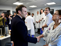Francúzsky prezident Emmanuel Macron počas návštevy verejnej fakultnej nemocnici La Pitié-Salpetriere v Paríži.