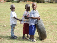 Kotúľanie kolies je v Ugande obľúbenou hrou