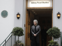 Jon Bon Jovi takto čakal na princa Harryho pred nahrávacím štúdiom Abbey Road. 