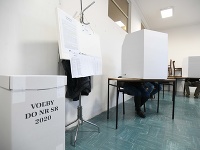 Volič vo volebnej miestnosti hlasuje za plentou v rámci volieb do Národnej rady SR 2020 Volič vo volebnej miestnosti hlasuje za plentou v rámci volieb do Národnej rady SR 2020