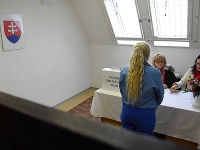 Volička stojí pred členkami okrskovej volebnej komisie v Ústave na výkon odňatia slobody vo voľbách do Národnej rady SR v Levoči Volička stojí pred členkami okrskovej volebnej komisie v Ústave na výkon odňatia slobody vo voľbách do Národnej rady SR v Levoči