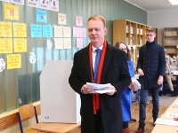 Aj Miroslav Beblavý prišiel k volebným urnám