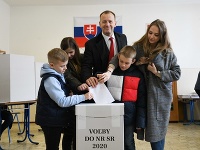 Predseda strany Sme rodina Boris Kollár (uprostred) počas volebného aktu v rámci volieb do Národnej rady SR
