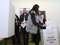 Na snímke predseda vlády SR Peter Pellegrini  vhadzuje obálku zahlasovacím lístkom do volebnej urny vo volebnej miestnosti na Základnej škole Jána Bakossa v Banskej Bystrici vo voľbách do Národnej rady Slovenskej republiky