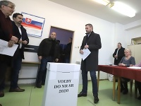 Na snímke predseda vlády SR Peter Pellegrini  vhadzuje obálku zahlasovacím lístkom do volebnej urny vo volebnej miestnosti na Základnej škole Jána Bakossa v Banskej Bystrici vo voľbách do Národnej rady Slovenskej republiky