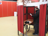 Na snímke volič upravuje hlasovací lístok vo voľbách do Národnej rady Slovenskej republiky