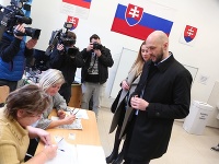 Michal Truban s partnerkou prišli voliť.