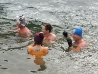 Do ľadových vôd banskoštiavnického Klingera si v sobotu prišlo zaplávať približne 220 ľadových medveďov z celého Slovenska.
