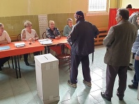 Na snímke voliči a členovia okrskovej volebnej komisie vo volebnej miestnosti vo voľbách do Národnej rady Slovenskej republiky na rómskom sídlisku Dúžavská cesta na okraji Rimavskej Soboty Na snímke voliči a členovia okrskovej volebnej komisie vo volebnej miestnosti vo voľbách do Národnej rady Slovenskej republiky na rómskom sídlisku Dúžavská cesta na okraji Rimavskej Soboty