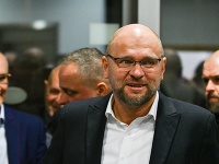 Predseda strany SaS Richard Sulík počas volebnej noci v centrále strany Sloboda a Solidarita (SaS) Predseda strany SaS Richard Sulík počas volebnej noci v centrále strany Sloboda a Solidarita (SaS)