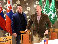 Lder ĽSNS Marian Kotleba v centrále strany po voľbách do NR SR v Banskej Bystrici. Lder ĽSNS Marian Kotleba v centrále strany po voľbách do NR SR v Banskej Bystrici.