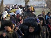 Turecko-grécku hranicu obsadili migranti. 