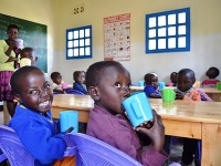 Deti v škôlke v centre v Rwande sa učia čítať, písať a základy anglického jazyka. Na základných školách musia tieto základy už ovládať, inak výrazne zaostávajú.