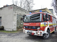 Na snímke hasiči zasahujú pri požiari trafostanice na Priemyselnej ulici v Bratislave