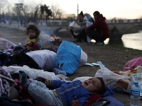 Turecko umožnilo tisícom migrantov, aby sa voľne presunuli k hraniciam s Gréckom a Bulharskom.