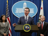 Guvernér Kalifornie Gavin Newsom vyhlásil stav núdze