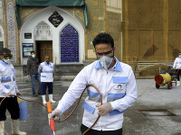 Pracovníci dezinfikujú svätyňu šiitského svätého Imáma Abdulazima