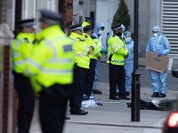 Policajná hliadka si pred polnocou vo štvrti Westminster všimla muža, ktorý sa správal podozrivo
