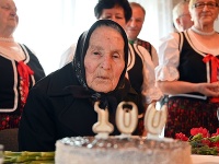 Okrúhleho životného jubilea, sto rokov, sa dožila v piatok 6.marca Júlia Segediová (na snímke) v obci Michaľany v okrese Trebišov.