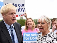 Britský premiér Johnson a ministerka zdravotníctva Nadine Dorries