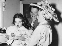 Liza Minnelli sa vďaka mame, herečke Judy Garland, dostala k filmu už ako dieťa. 